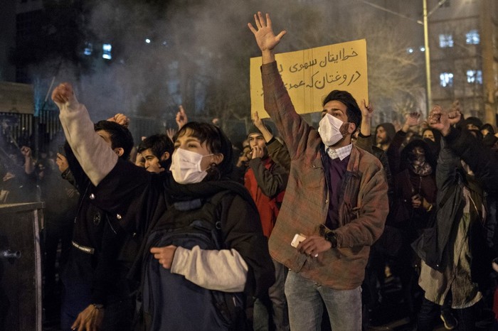 Iraníes cantan consignas y sostienen una pancarta que dice en farsi "Su error fue involuntario, su mentira fue intencional" durante una manifestación frente a la Universidad Amir Kabir de Teherán. Foto: STR / AFP.