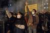Iraníes cantan consignas y sostienen una pancarta que dice en farsi "Su error fue involuntario, su mentira fue intencional" durante una manifestación frente a la Universidad Amir Kabir de Teherán. Foto: STR / AFP. Iraníes cantan consignas y sostienen una pancarta que dice en farsi "Su error fue involuntario, su mentira fue intencional" durante una manifestación frente a la Universidad Amir Kabir de Teherán. Foto: STR / AFP.