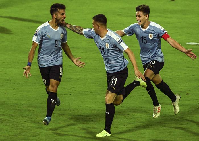 Diego Rossi, celebra su gol con Juan Ignacio Ramírez (d), y Facundo Waller (i), ante Paraguay, el 19 de enero, por el Torneo Preolímpico Sudamericano Sub-23, en el estadio Centenario en Armenia, Colombia. · Foto: Juan Barreto, AFP