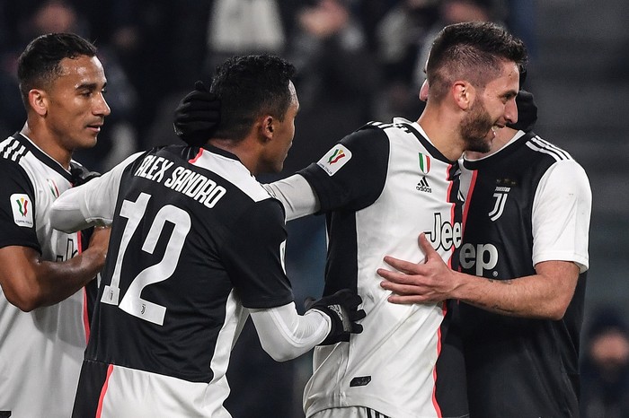 Rodrigo Bentancur, y sus compañeros de Juventus, Danilo y Alex Sandro, tras convertir ante Roma por la Copa Italia, en el estadio de Juventus, Turín. 


 · Foto: Marco Bertorello, AFP