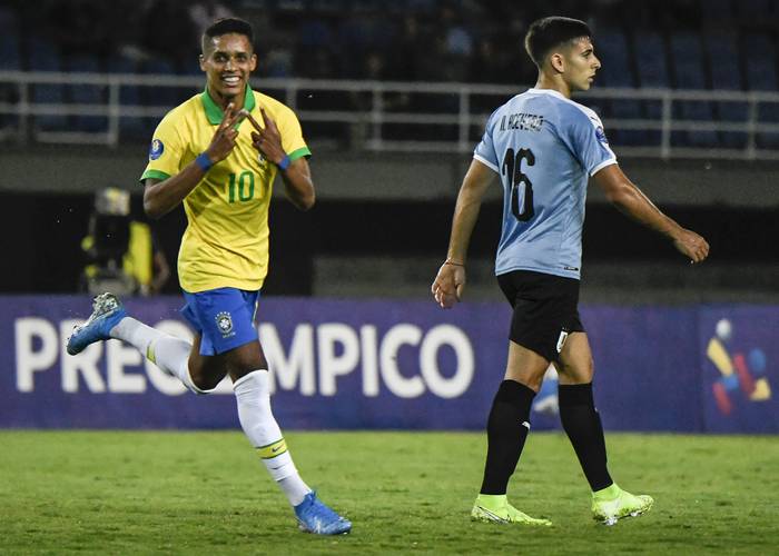 Pedrinho, tras convertir el primer gol de Brasil ante Uruguay, en el campeonato pre - olímpico, en el estadio Hernán Ramírez Villegas, en Pereira, Colombia.  · Foto: Juan Barreto, AFP