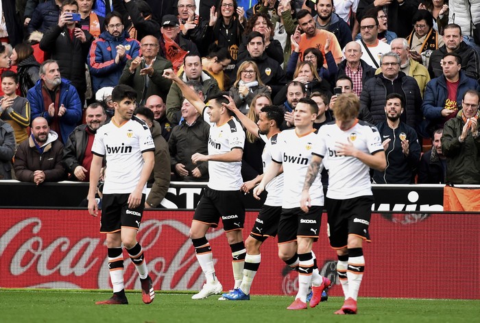 Maxi Gómez, y sus compañeros tras el primer gol de Valencia ante Barcelona, registrado en contra de Jordi Alba, tras remate del delantero uruguayo,  en el estadio Mestalla de Valencia.


 · Foto: José Jordan