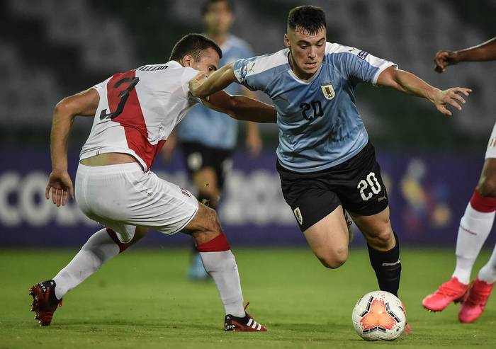 José Caballero, de Perú, y Federico Viñas, de Uruguay, en el estadio Centenario, en Armenia.


 · Foto: Juan Barreto, AFP