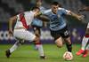 José Caballero, de Perú, y Federico Viñas, de Uruguay, en el estadio Centenario, en Armenia.
· Foto: Juan Barreto, AFP José Caballero, de Perú, y Federico Viñas, de Uruguay, en el estadio Centenario, en Armenia.
· Foto: Juan Barreto, AFP
