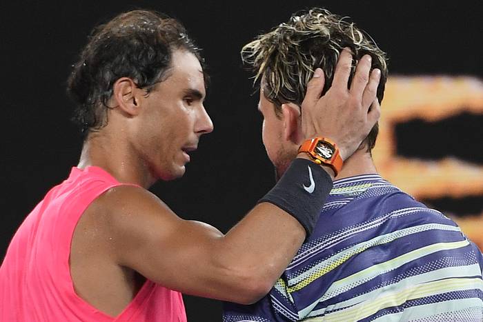 El español Rafael Nadal felicita al austríaco Dominic Thiem por su victoria en el partido de cuartos de final del Open de Australia, en Melbourne, el 30 de enero de 2020. William West / AFP