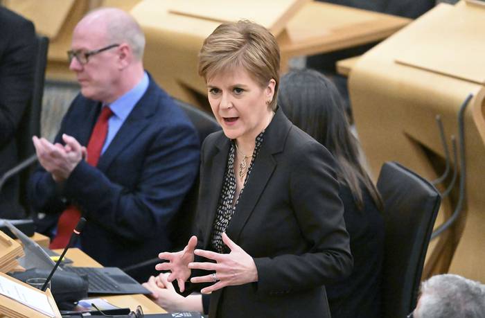 Nicola Sturgeon, el 29 de enero, durante una sesión en el parlamento escocés. · Foto: Andy Buchanan, AFP