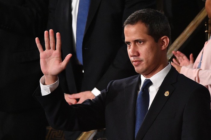 El líder opositor y autoproclamado presidente de Venezuela, Juan Guaido, saludando a los presentes tras ser nombrado por Donald Trump durante el discurso del Estado de la Unión. · Foto: Mandel Ngan, AFP