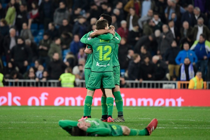 Los jugadores de la Real Sociedad celebran su victoria al final del partido de cuartos de final de la Copa del Rey de España ante el Real Madrid, en el estadio Santiago Bernabeu. Javier Soriano / AFP