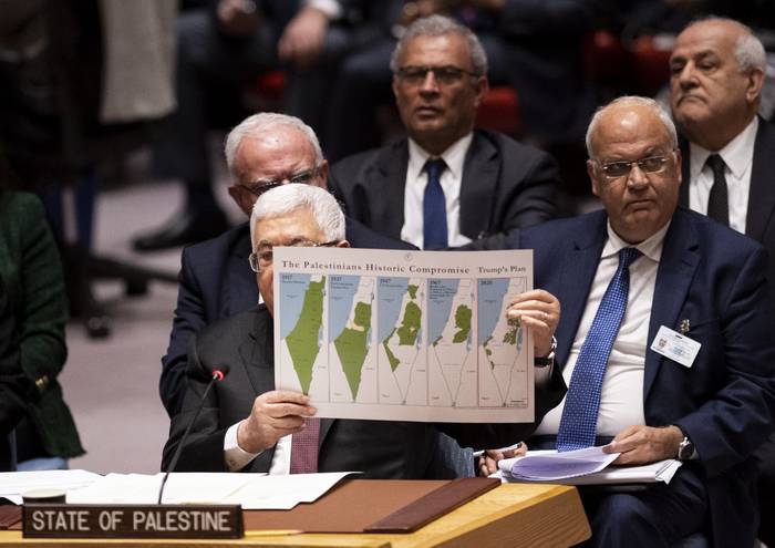 El presidente palestino, Mahmud Abbas, sostiene un mapa del plan de Oriente Medio del presidente de Estados Unidos, Donald Trump, mientras habla ante el Consejo de Seguridad de la ONU en la sede de las Naciones Unidas el 11 de febrero de 2020 en Nueva York. Foto: Johannes Eisele, AFP.
