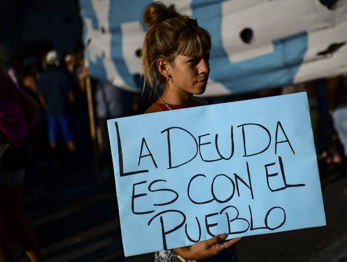 Protesta contra el FMI en las afueras del Congreso argentino el miércoles 12 de febrero.


 · Foto: Ronaldo Schemidt, AFP