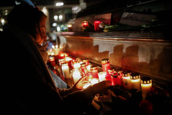Una mujer enciende una vela en un improvisado memorial en Hanau después del ataque. · Foto: Odd Andersen, AFP