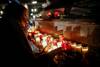 Una mujer enciende una vela en un improvisado memorial en Hanau después del ataque. · Foto: Odd Andersen, AFP Una mujer enciende una vela en un improvisado memorial en Hanau después del ataque. · Foto: Odd Andersen, AFP
