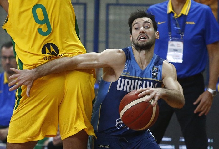 Bruno Fitipaldo, de Uruguay, en el partido ante Brasil por la Americup. Fuente: FIBA Americas.