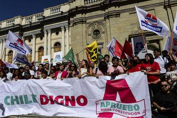 Manifestación en apoyo del referéndum del 26 de abril para cambiar la constitución del Chile, en Santiago, el 26 de febrero de 2020. · Foto: Martín Bernetti, AFP