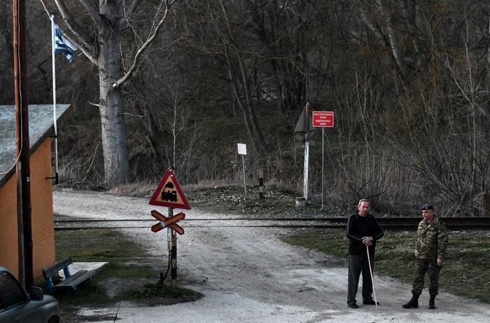 Un hombre habla con un soldado griego en la frontera entre Grecia y Turquía en Marasia. Grecia impulsó las patrullas fronterizas y bloqueó a cientos de migrantes que intentaban ingresar al país, después de que Turquía dijo que ya no impediría la entrada de refugiados. Foto: Sakis Mitrolidis, AFP.