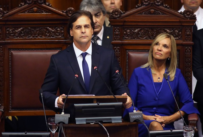 Luis Lacalle Pou y Beatriz Argimon, durante la ceremonia de compromiso de honor constitucional en el Palacio Legislativo. · Foto: Presidencia de Uruguay