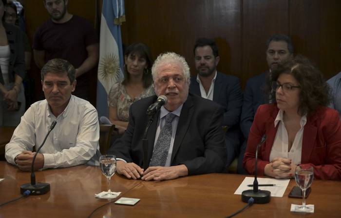 Gines González García (al centro), ministro de salud argentino, durante una conferencia de prensa en la que confirmó el primer caso del nuevo coronavirus, COVID-19, en el país, el 3 de marzo de 2020. Foto: Juan Mabromata, AFP.
