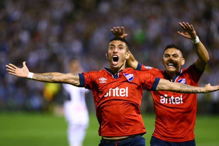 Santiago Rodríguez y Brian Ocampo, celebran el gol ante Alianza Lima, por Copa Libertadores, el 5 de marzo, en el estadio Alejandro Villanueva de Lima. · Foto: Stinger, Afp