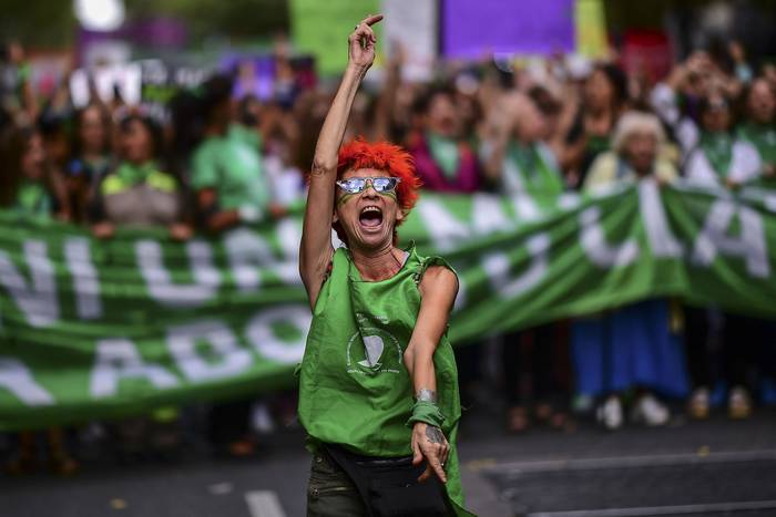 Movilización de mujeres para exigir la legalización del aborto, la igualdad de género y el fin de la violencia contra las mujeres, este lunes, frente al Congreso en Buenos Aires. · Foto: Ronaldo Schemidt, AFP