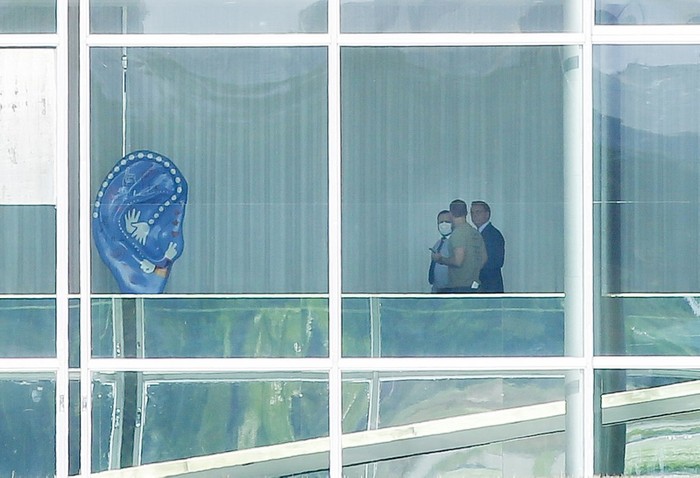 El presidente brasileño, Jair Bolsonaro, con su hijo Eduardo y un asesor en el Palacio de la Alvorada. · Foto: Sergio Lima, AFP