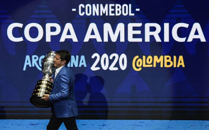 El ex futbolista brasileño Juninho Paulista presenta el trofeo durante el sorteo de la Copa América 2020, en el Centro de Convenciones de Cartagena, Colombia, el 3 de diciembre de 2019. · Foto: Juan Barreto, AFP