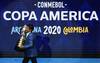 El ex futbolista brasileño Juninho Paulista presenta el trofeo durante el sorteo de la Copa América 2020, en el Centro de Convenciones de Cartagena, Colombia, el 3 de diciembre de 2019. · Foto: Juan Barreto, AFP El ex futbolista brasileño Juninho Paulista presenta el trofeo durante el sorteo de la Copa América 2020, en el Centro de Convenciones de Cartagena, Colombia, el 3 de diciembre de 2019. · Foto: Juan Barreto, AFP
