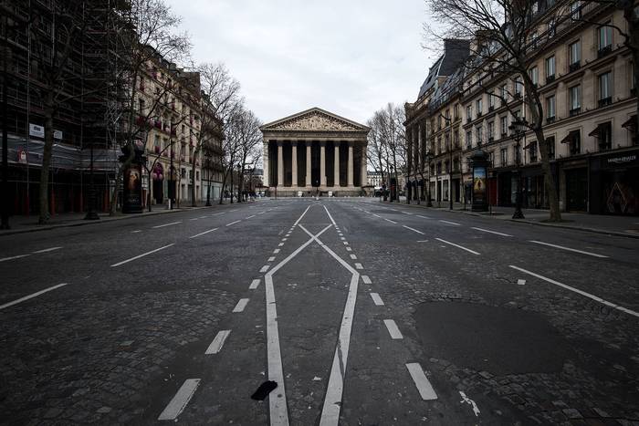 Calle que conduce a la Iglesia de Madeleine, durante un bloqueo estricto, en Francia, para detener la propagación del coronavirus. 
 · Foto:  Joel Saget, AFP