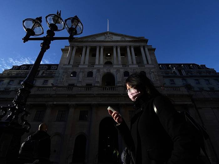 Una mujer camina por delante del Banco de Inglaterra en Londres, el 11 de marzo. · Foto: Daniel Leal-Olivas, AFP