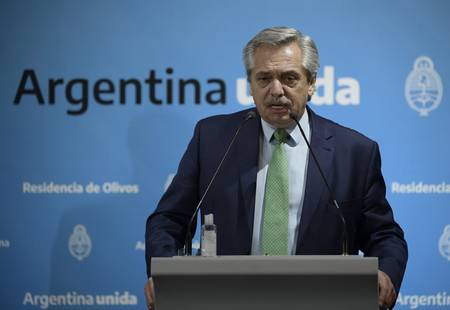 El presidente de Argentina, Alberto Fernández, habla durante una conferencia de prensa anunciando medidas durante el brote del nuevo Coronavirus, COVID-19, en la residencia presidencial en Olivos, Buenos Aires, el 19 de marzo de 2020. El presidente de Argentina, Alberto Fernández, habla durante una conferencia de prensa anunciando medidas durante el brote del nuevo Coronavirus, COVID-19, en la residencia presidencial en Olivos, Buenos Aires, el 19 de marzo de 2020.
