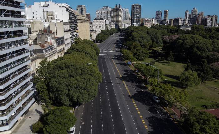 Una vista aérea de la Avenida Libertador en Buenos Aires tras la implementación de la cuarentena. · Foto: Ronaldo Schemidt, AFP