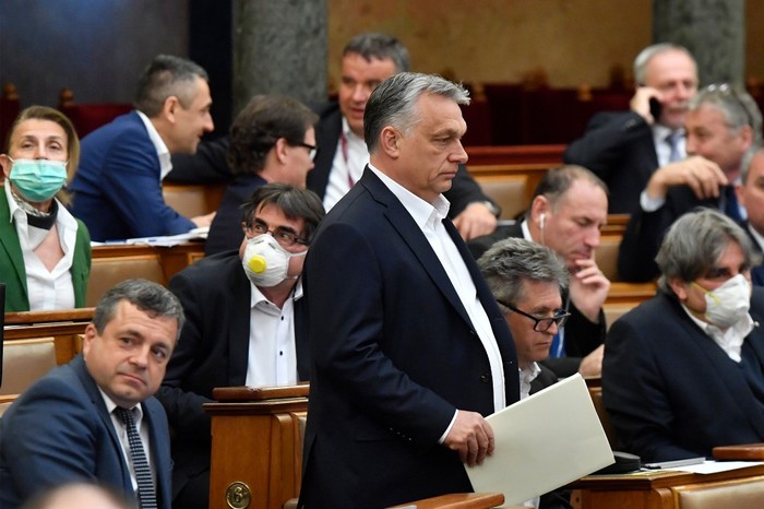 El primer ministro húngaro, Viktor Orban (C), camina cerca de otros representantes durante una votación sobre el proyecto de ley del gobierno sobre la protección contra el nuevo coronavirus COVID-19 en la sesión plenaria del Parlamento húngaro en Budapest, Hungría, el 30 de marzo de 2020. Zoltan Mathe / POOL / AFP.