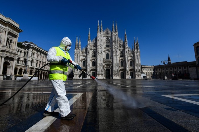 Un empleado rocía desinfectante en la Piazza Duomo de Milán, el 31 de marzo de 2020 durante el cierre del país destinado a frenar la propagación de la infección causada por el nuevo coronavirus. Foto: Piero Cruciatti / AFP.