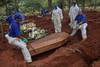 Empleados entierran a una persona que murió presuntamente por COVID-19 en el cementerio de Vila Formosa, en las afueras de Sao Paulo, Brasil, el 31 de marzo de 2020. Foto: Nelson Almeida, AFP. Empleados entierran a una persona que murió presuntamente por COVID-19 en el cementerio de Vila Formosa, en las afueras de Sao Paulo, Brasil, el 31 de marzo de 2020. Foto: Nelson Almeida, AFP.
