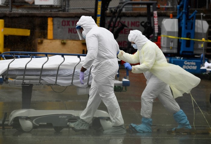 El personal médico traslada a un paciente fallecido a un camión refrigerado que sirve como morgue de turno en el Brooklyn Hospital Center el 09 de abril de 2020 en la ciudad de Nueva York. Foto: Angela Weiss / AFP.