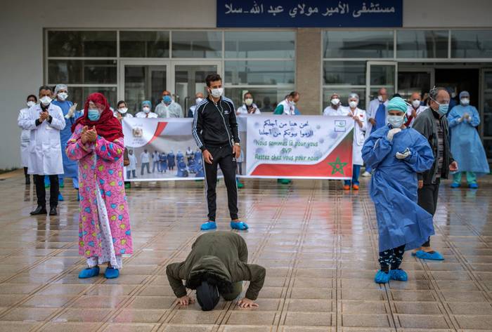 Un paciente recuperado de la covid-19 en Marruecos celebra a la salida del hospital con el personal médico


 · Foto: Fadel Senna, AFP