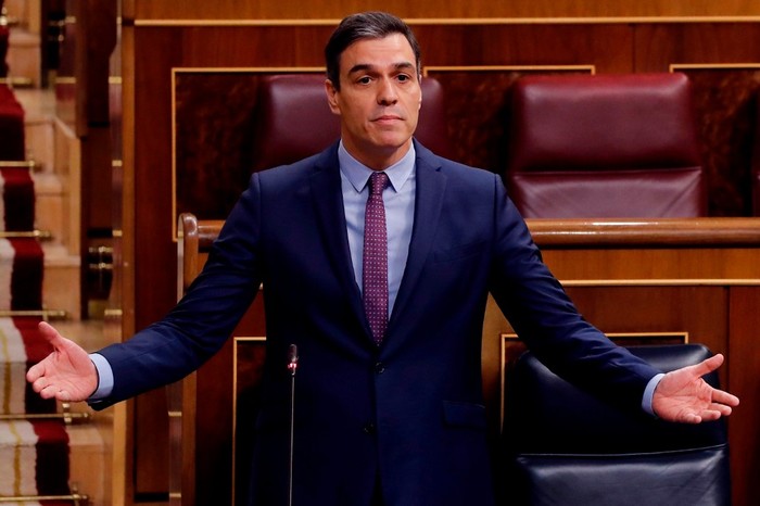 El primer ministro español, Pedro Sánchez, se dirige a la primera sesión del turno de preguntas celebrada desde que se declaró el estado de alarma en la Cámara Baja del Parlamento español en Madrid el 15 de abril de 2020. Foto: Andrés Ballesteros / Pool / AFP.