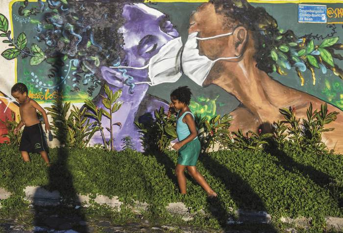 Mural del artista Marcos Costa, Spray Cabuloso, en la entrada de la favela Solar do Unhão, en Salvador, Bahía. · Foto: Antonello Veneri, AFP