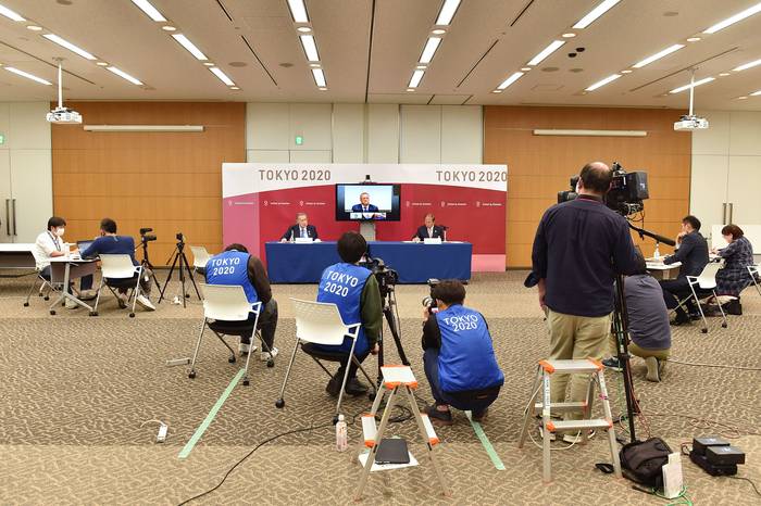 El presidente de Tokio 2020, Yoshiro Mori (i) y Toshiro Muto (d), John Coates (c), presidente de la comisión de coordinación del Comité Olímpico Internacional para los Juegos Olímpicos de Tokio 2020, el 16 de abri, en Tokio. · Foto: Kazuhiro Nogi, AFP 