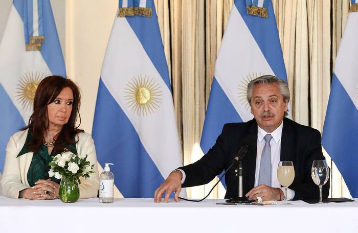 Alberto Fernández y Cristina Fernández de Kirchner, durante una reunión de trabajo con los gobernadores en la residencia presidencial de Olivos en Olivos, Buenos Aires (archivo, abril de 2020). · Foto: Presidencia argentina / AFP