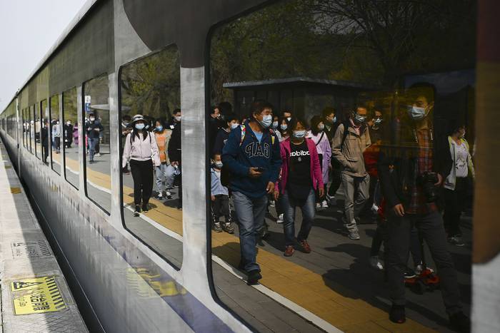 Personas visitan una estación de ferrocarril cerca de la Gran Muralla China, el 18 de abril, en Beijing.
 · Foto: Wang Zhao, AFP