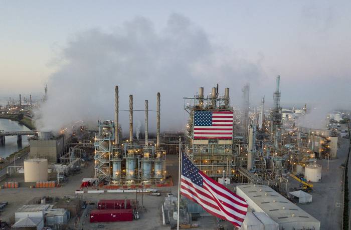 Refinería de Los Ángeles de Marathon Petroleum Corp en Carson, California, el 25 de abril de 2020. Foto: Robyn Beck / AFP.