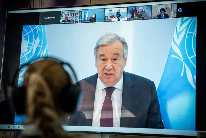 El Secretario General de las Naciones Unidas, Antonio Guterres, se ve en una pantalla durante la video conferencia del Diálogo Climático Petersberg en Berlín el 28 de abril de 2020. Foto: Michael Kappeler / Pool / AFP.