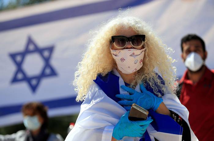 Protesta contra la intención de la Corte Suprema de Israel de tener una audiencia sobre si el primer ministro Benjamin Netanyahu puede formar un gobierno, este jueves, frente a la Corte Suprema en Jerusalén.
 · Foto: Emmanuel Dunand, AFP