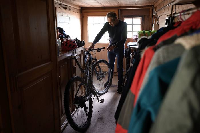 El ciclista explorador Mike Horn, en su casa en Chateau-d'Oex, Suiza, el 5 de mayo, durante su confinamento. foto: fabrice coffrini, afp  · Foto: Fabrice Coffrini, AFP