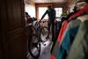 El ciclista explorador Mike Horn, en su casa en Chateau-d'Oex, Suiza, el 5 de mayo, durante su confinamento. foto: fabrice coffrini, afp · Foto: Fabrice Coffrini, AFP El ciclista explorador Mike Horn, en su casa en Chateau-d'Oex, Suiza, el 5 de mayo, durante su confinamento. foto: fabrice coffrini, afp · Foto: Fabrice Coffrini, AFP