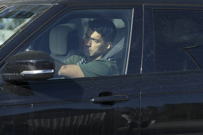 Luis Suárez llega a la Ciudad deportiva Joan Gamper, en Sant Joan Despi, para realizarse test de coronavirus.



 · Foto: Lluis Gene, AFP