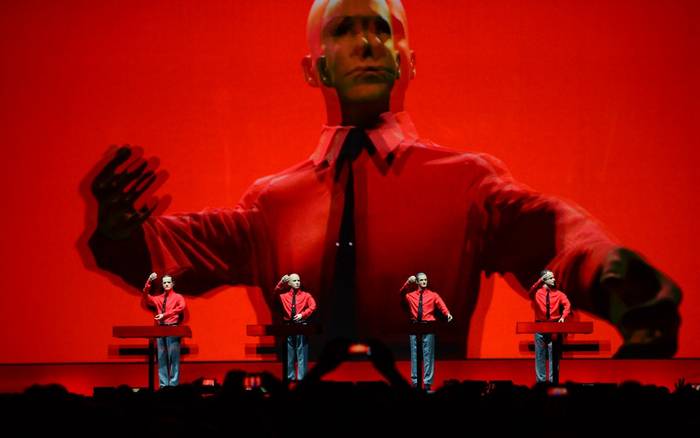 La pieza "Roboter" de la banda alemana Kraftwerk se realiza durante un concierto en el museo Neue Nationalgalerie (Nueva Galería Nacional) en Berlín, el 6 de enero de 2015. Foto: John Macdougall / AFP.