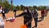 La gente hace cola manteniendo una distancia de seguridad para obtener una comida gratis de voluntarios en Luque, Paraguay, el 17 de mayo de 2020. Foto: Norberto Duarte / AFP. La gente hace cola manteniendo una distancia de seguridad para obtener una comida gratis de voluntarios en Luque, Paraguay, el 17 de mayo de 2020. Foto: Norberto Duarte / AFP.