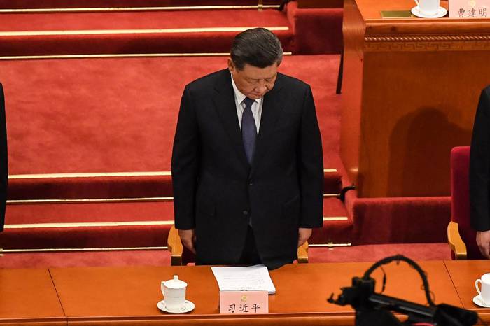 El presidente chino, Xi Jinping, rinde homenaje en silencio a las víctimas del coronavirus covid-19 durante la sesión de apertura de la Conferencia Consultiva Política del Pueblo Chino (CPPCC) en el Gran Salón del Pueblo en Beijing el 21 de mayo de 2020. Foto: Leo Ramírez / AFP.