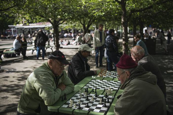 Partidas de ajedrez en un parque de Estocolmo, la capital sueca, este viernes 29 de mayo.  · Foto: Jonathan Nackstrand